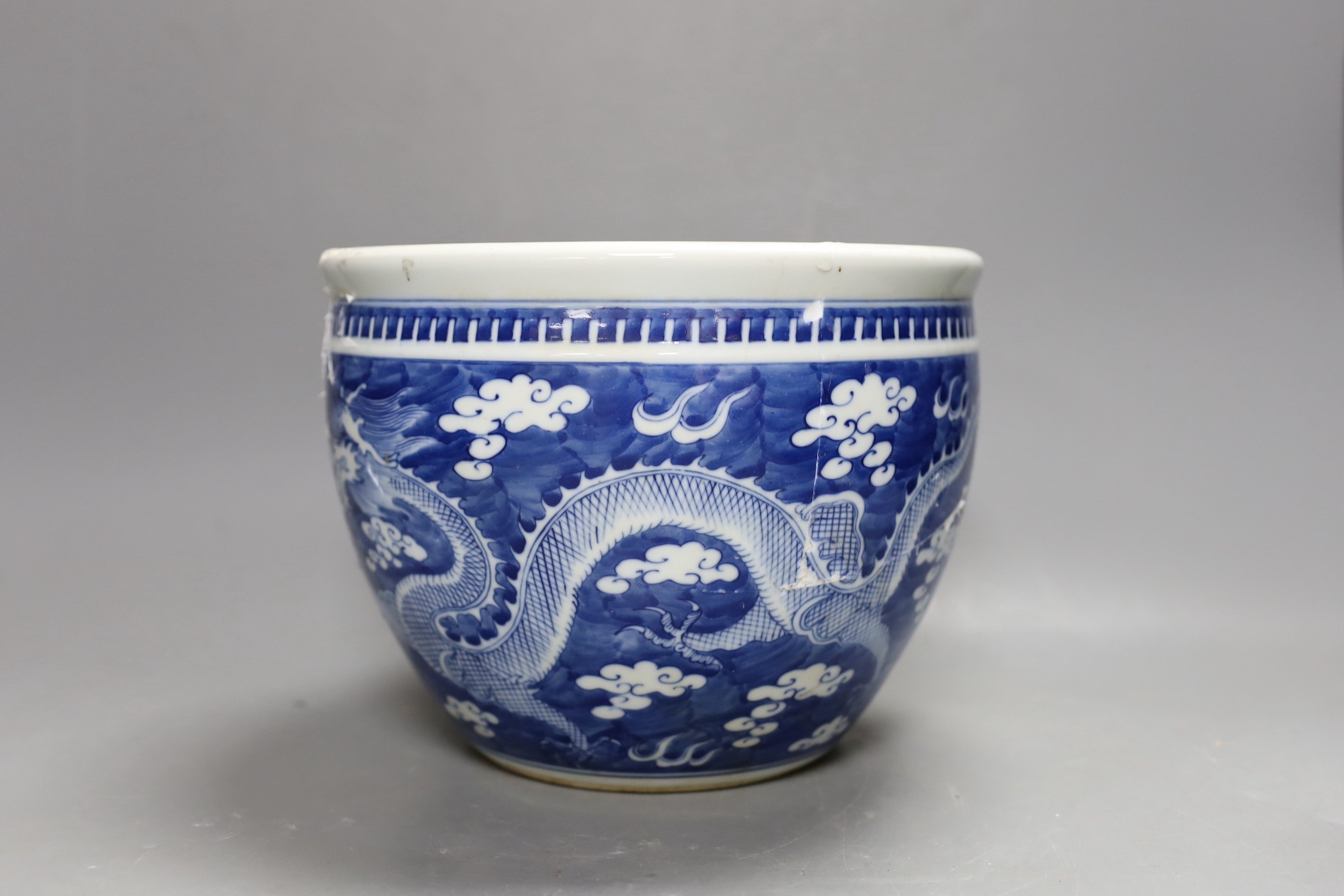 A Chinese blue and white dragon jardiniere, 24 cm diameter